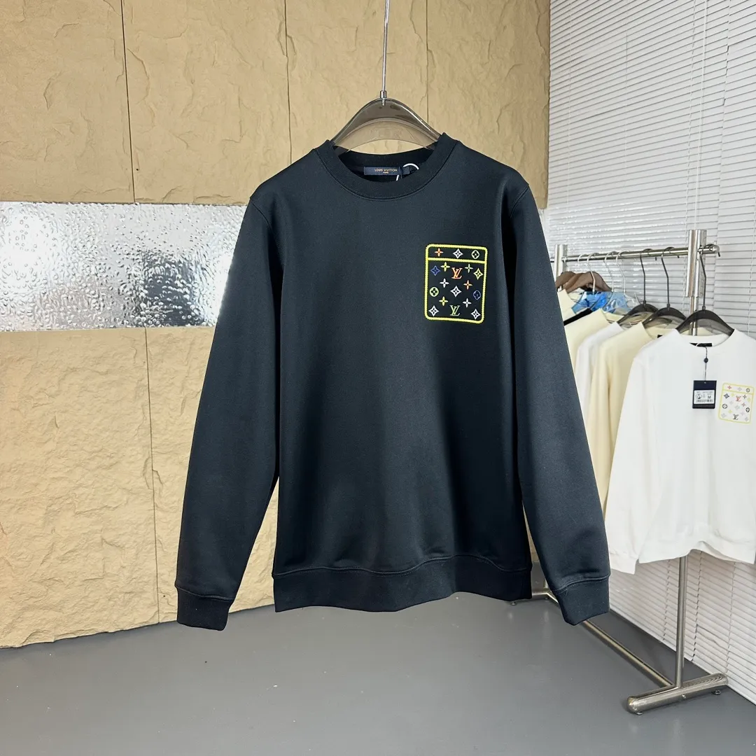 🅿️320 Brand: Louis Vuitton🤳𝗟𝗩 Fabric: ☑️Made of 440g double-strand pure cotton terry👕 Fabric: ☑️Thread with 1*1 double yarn thread. 🔜Comes with dyeing in the same tank. Craftsmanship: ☑️The embroidery uses 3D three-dimensional embroidery technology, 🇧🇫The original computer scan and print is restored 1:1. The pattern is clear and the needle count is dense. It is a rare high-end product on the market! 🇲🇩All three standards are complete! Size: ☑️S 〰️M 〰️L 〰️XL 〰️XXL
